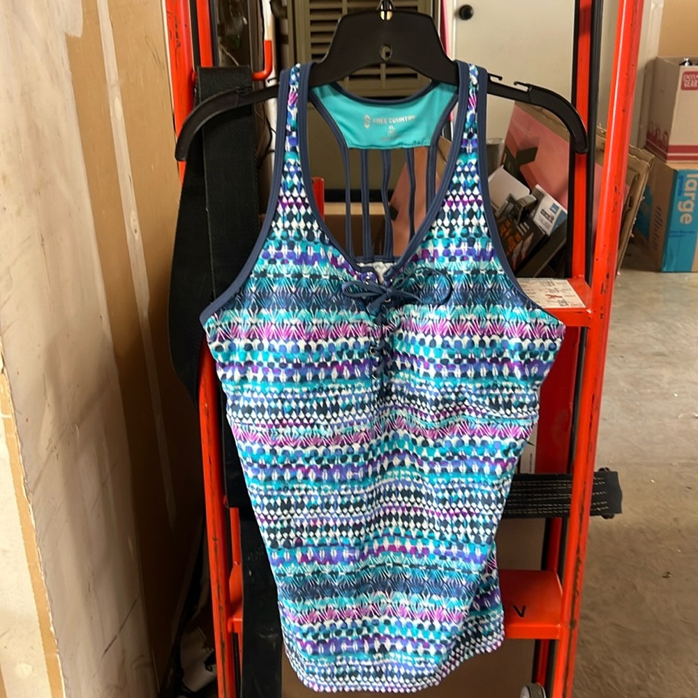 Free country women’s tankini XL turquoise, purple and blue.